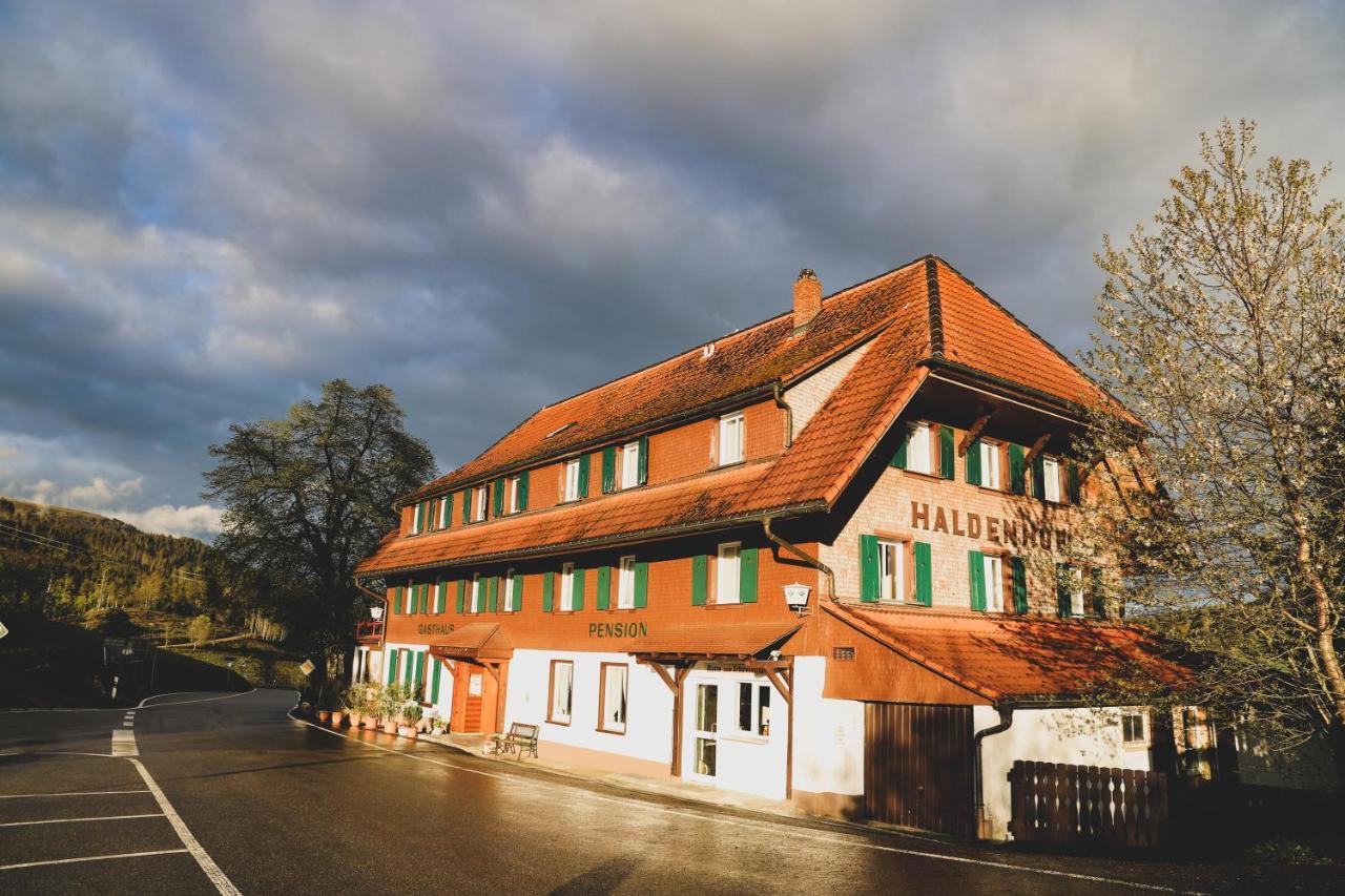 ホテル Berggasthof Haldenhof Vorderheubronn エクステリア 写真